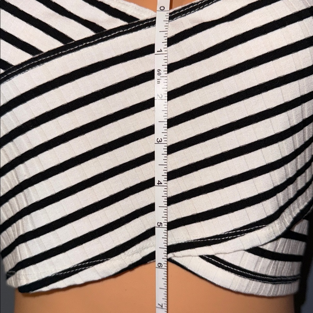 Forever 21 Striped Wrap Crop Top - Size M - Picture 4 of 5